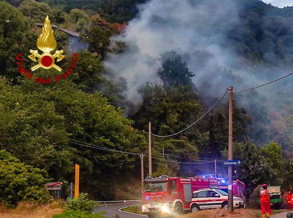 Incendio a Pont Canavese, notte di fuoco nel Canavese: evacuati escursionisti e bambini, il vento alimenta il rogo
